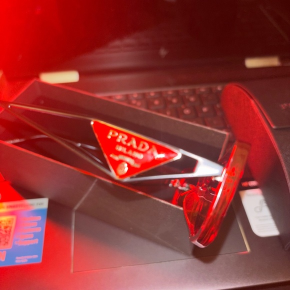 Red Prada sunglasses with serial number - Picture 5 of 5